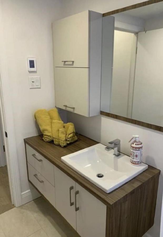 Free Parking, Beautiful 4 1/2- 2 Bedroom Apartment 蒙特利尔 外观 照片