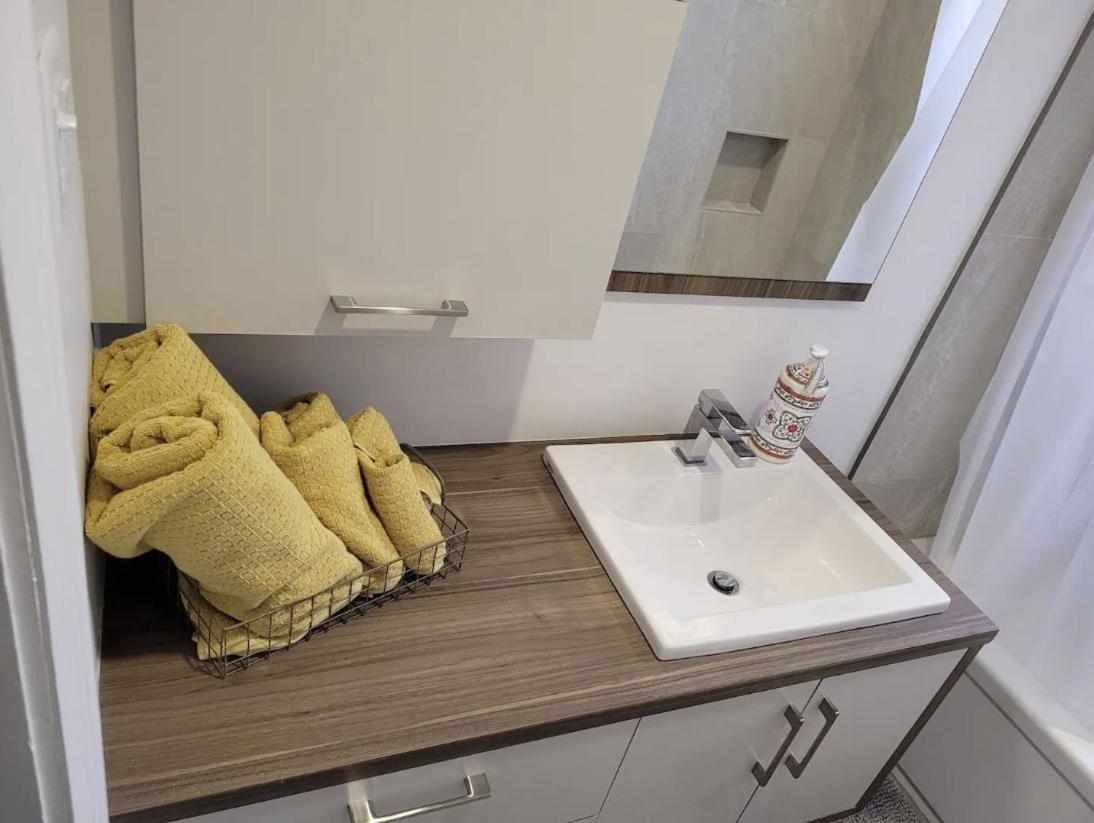 Free Parking, Beautiful 4 1/2- 2 Bedroom Apartment 蒙特利尔 外观 照片